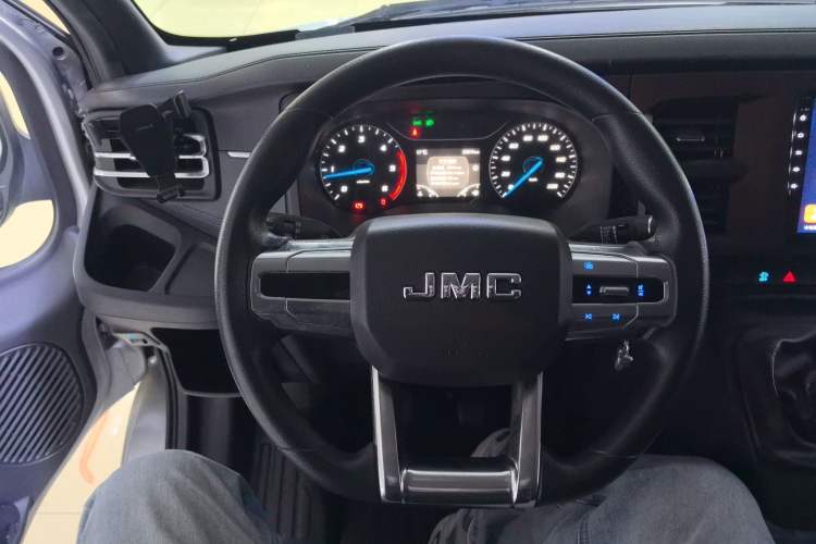Used JMC Fushun 2023 2.0T Manual Short-Wheelbase Low-Roof Commercial Multi-Purpose Passenger Vehicle 6 Seats with Dual-Opening Tailgate Steering Wheel