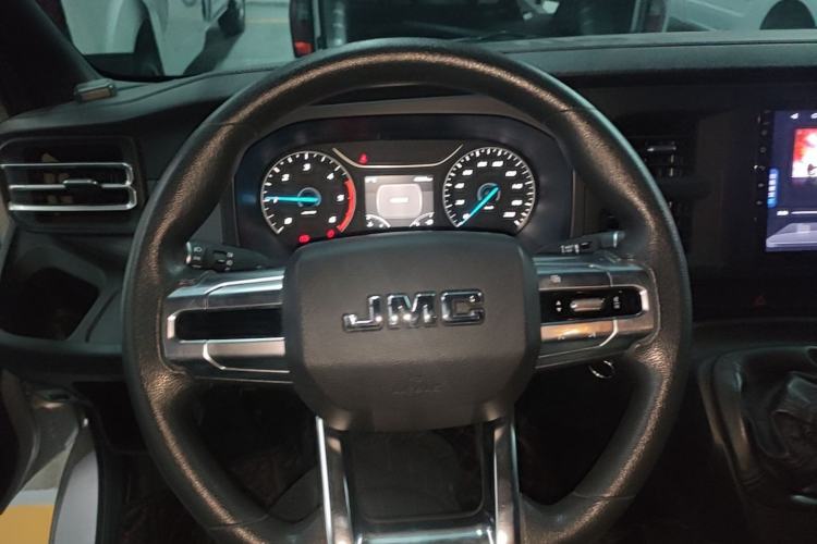 Used JMC Fushun 2023 2.0T Manual Mid-axle Mid-roof Commercial Multi-purpose 6-Seater Passenger Vehicle Steering Wheel