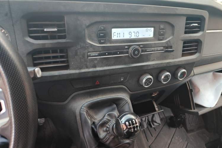 Used JMC Fushun 2023 2.0T Manual Short-Wheelbase Low-Roof Commercial Van 2/3 Seats with Dual-Swing Tailgate Audio And AC Panel
