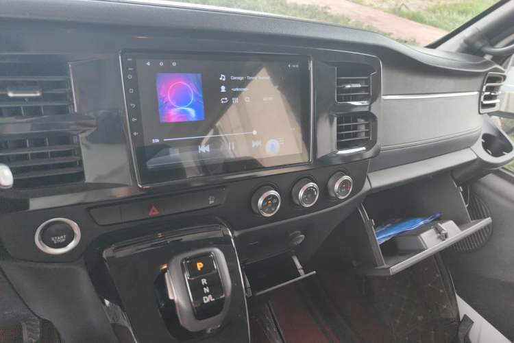Used JMC Fushun 2023 2.0T Automatic Mid-Range High-Roof Commercial Multi-Purpose 7-Seater Passenger Vehicle Audio And AC Panel