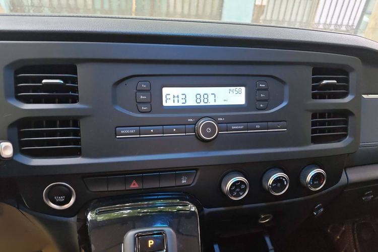 Used JMC Fushun 2023 2.0T Automatic Short-Wheelbase Mid-Top Commercial Multi-Purpose 6-Seater Passenger Vehicle Audio And AC Panel