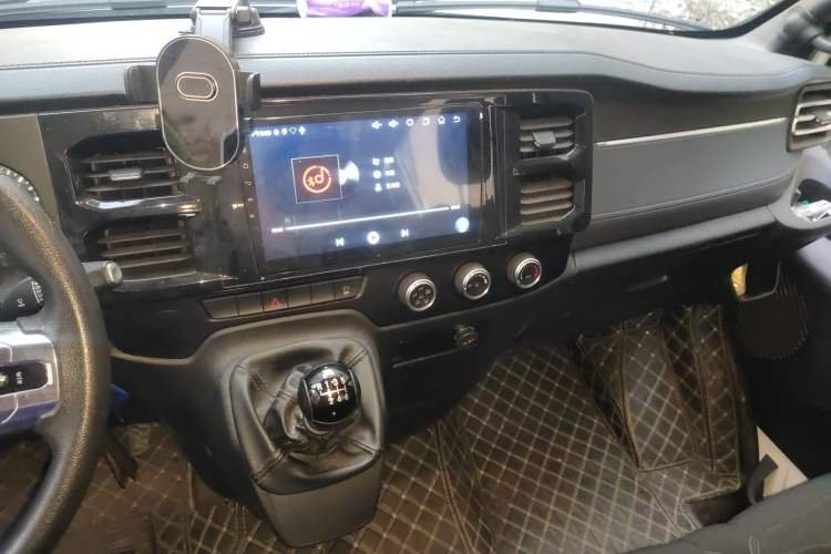 Used JMC Fushun 2023 2.0T Manual Mid-Drive Mid-Roof Commercial Multi-Purpose 7-Seater Passenger Vehicle Audio And AC Panel
