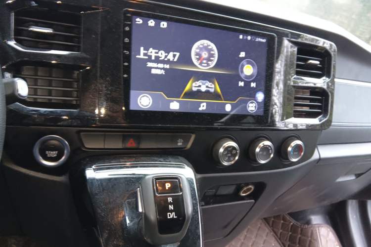 Used JMC Fushun 2023 2.0T Automatic Short-Wheelbase Low-Roof Commercial Van 2/3 Seats with Dual-Opening Tailgate Audio And AC Panel
