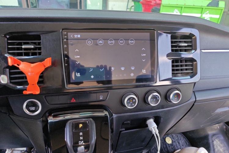 Used JMC Fushun 2023 2.0T Automatic Short-Wheelbase Low-Roof Commercial Van 2/3 Seats with Dual-Opening Tailgate Audio And AC Panel