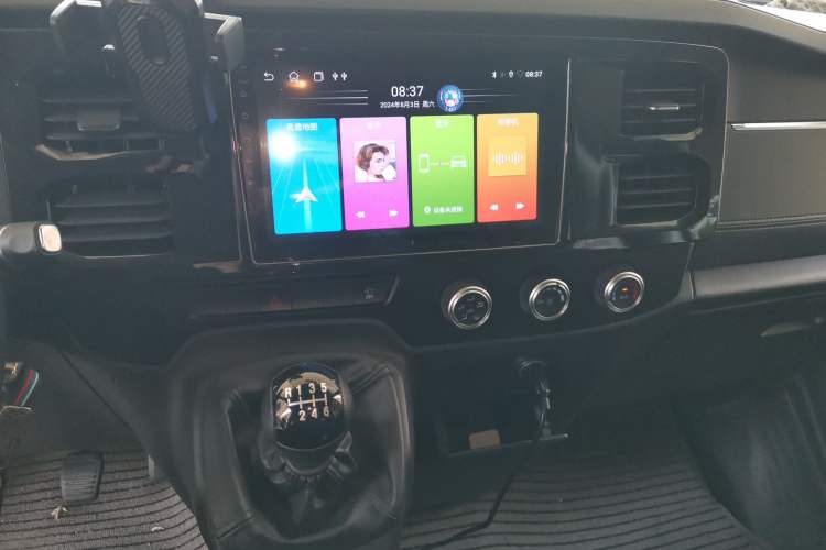 Used JMC Fushun 2023 2.0T Automatic Mid-Range High-Roof Commercial Multi-Purpose 7-Seater Passenger Vehicle Audio And AC Panel