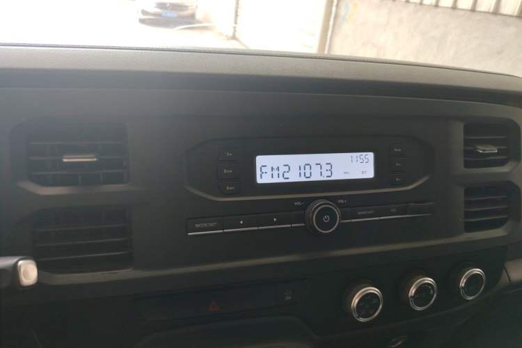 Used JMC Fushun 2023 2.0T Manual Short-Wheelbase Mid-Height Commercial Multi-Purpose 5-Seater Passenger Vehicle Audio And AC Panel