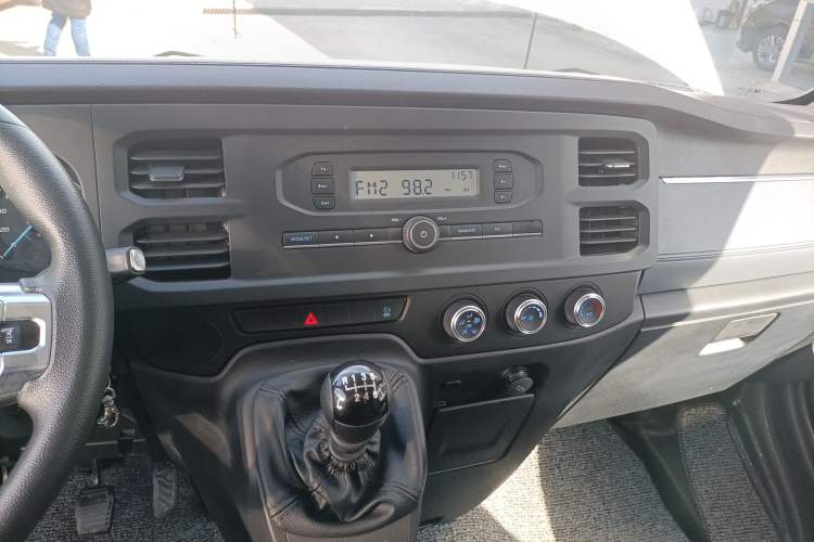 Used JMC Fushun 2023 2.0T Manual Short-Wheelbase Low-Roof Commercial Van 2/3 Seats with Lift-Up Tailgate Audio And AC Panel