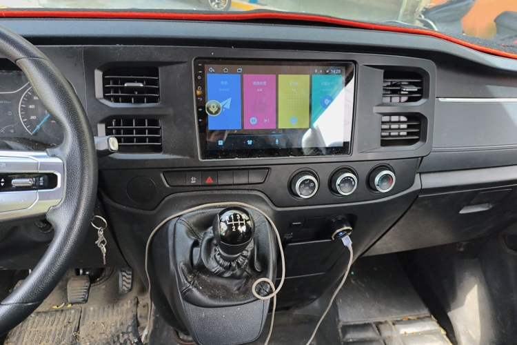 Used JMC Fushun 2023 2.0T Manual Mid-Drive Mid-Roof Commercial Multi-Purpose 7-Seater Passenger Vehicle Audio And AC Panel