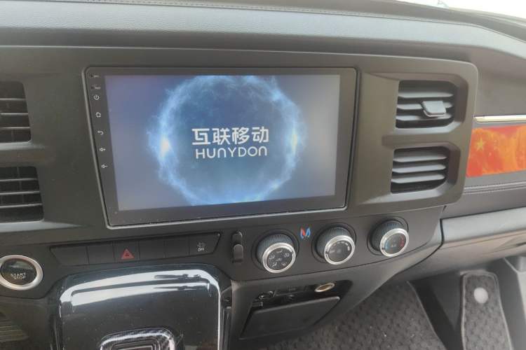 Used JMC Fushun 2023 2.0T Automatic Mid-Range High-Roof Commercial Multi-Purpose Passenger Vehicle with 6 Seats Audio And AC Panel