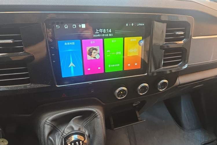 Used JMC Fushun 2023 2.0T Automatic Mid-Range Mid-Roof Commercial Multi-Purpose 6-Seater Passenger Vehicle Audio And AC Panel