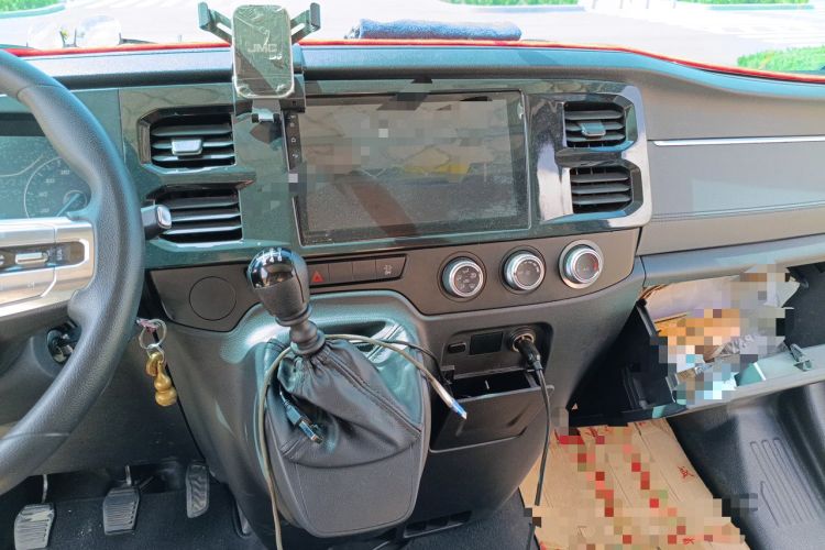 Used JMC Fushun 2023 2.0T Manual Mid-axle Mid-roof Commercial Multi-purpose 6-Seater Passenger Vehicle Audio And AC Panel