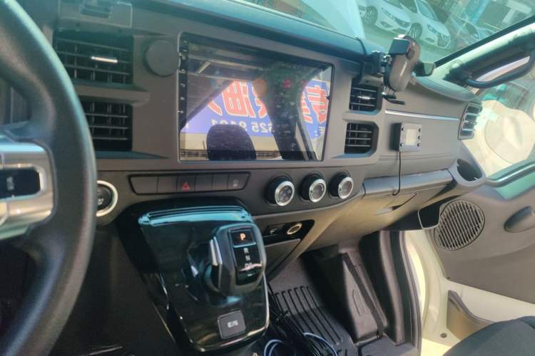 Used JMC Fushun 2023 2.0T Automatic Mid-Range High-Roof Commercial Multi-Purpose 7-Seater Passenger Vehicle Audio And AC Panel