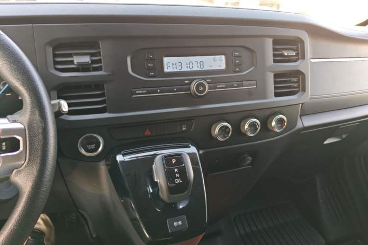 Used JMC Fushun 2023 2.0T Automatic Short-Wheelbase Mid-Height Commercial Multi-Purpose Passenger Vehicle 5 Seats Audio And AC Panel