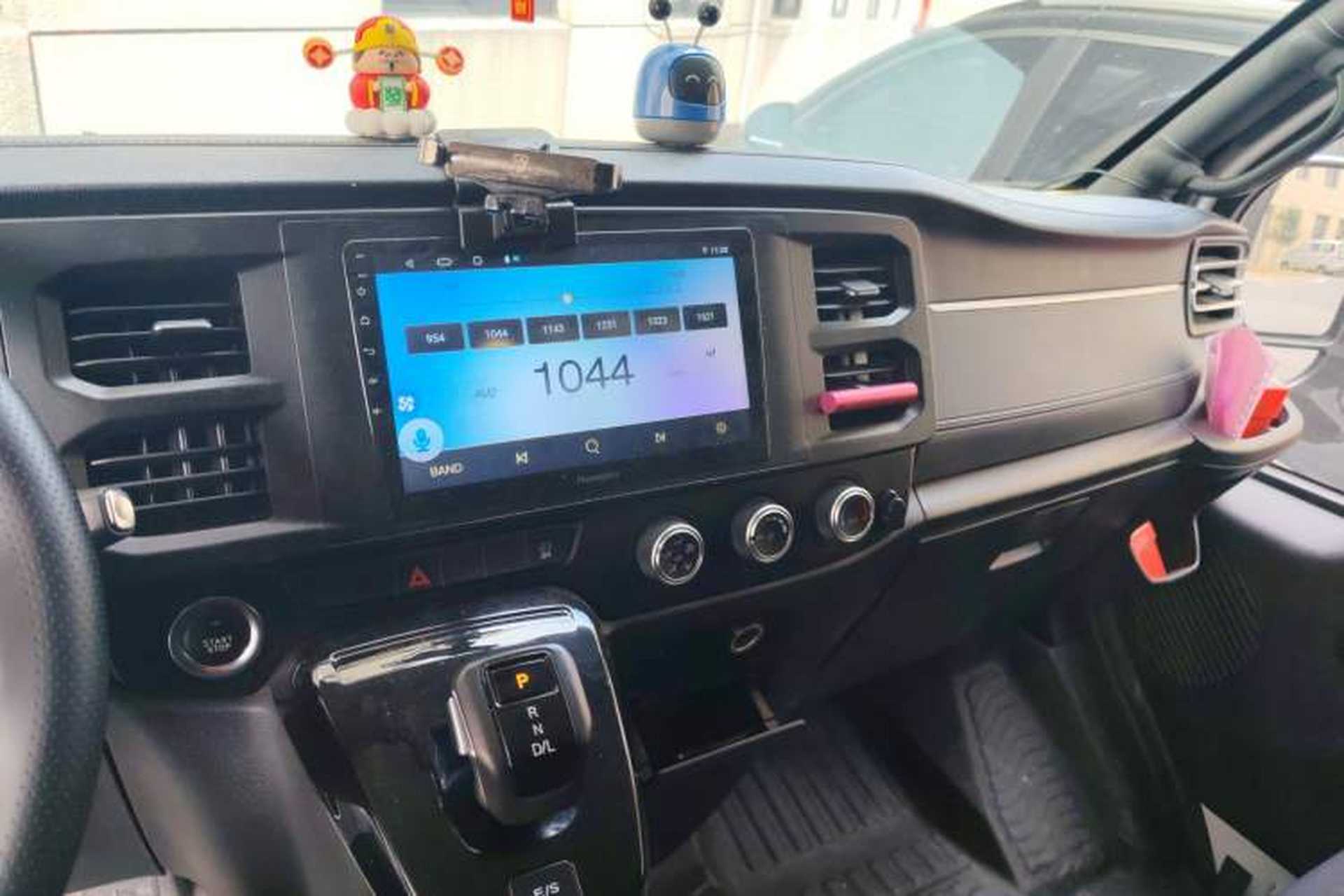 Used JMC Fushun 2023 2.0T Automatic Mid-Range Mid-Roof Commercial Multi-Purpose 7-Seater Passenger Vehicle Audio And AC Panel