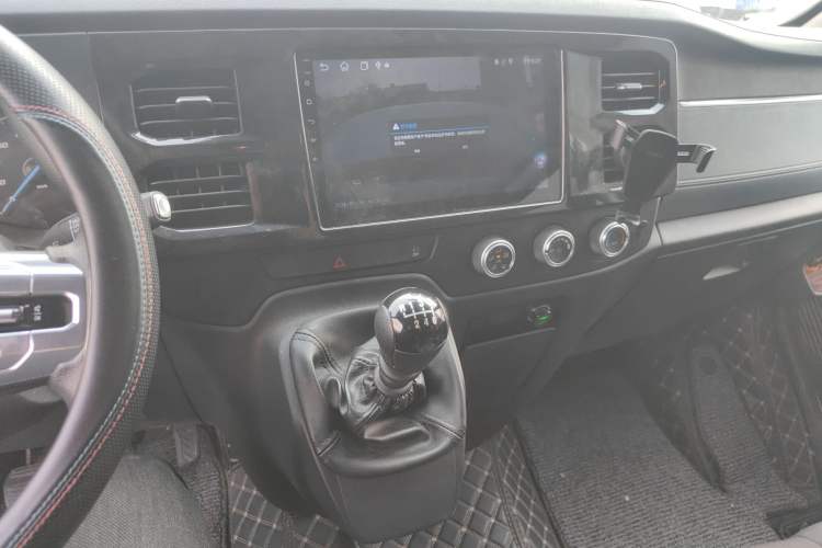 Used JMC Fushun 2023 2.0T Manual Short-Wheelbase Mid-Height Commercial Multi-Purpose 5-Seater Passenger Vehicle Audio And AC Panel