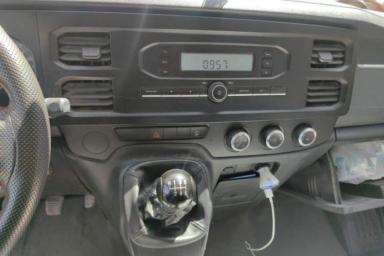 Used JMC Fushun 2023 2.0T Manual Mid-Drive Mid-Roof Commercial Multi-Purpose 7-Seater Passenger Vehicle Audio And AC Panel