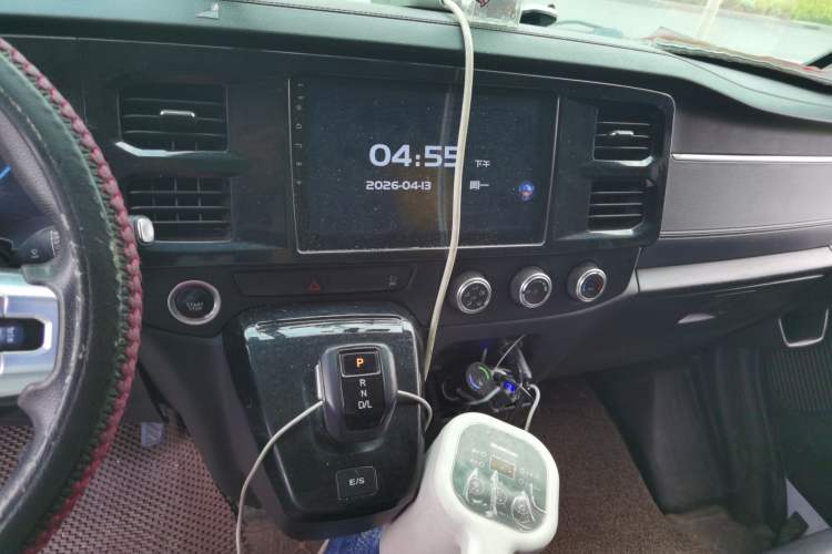 Used JMC Fushun 2023 2.0T Automatic Long-Wheelbase High-Roof Commercial Van—2/3 Seats Audio And AC Panel