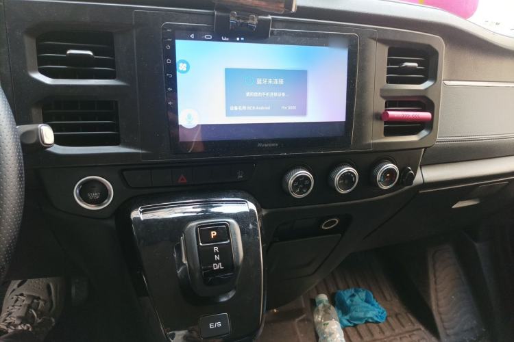 Used JMC Fushun 2023 2.0T Automatic Mid-Range High-Roof Commercial Multi-Purpose Passenger Vehicle with 6 Seats Audio And AC Panel