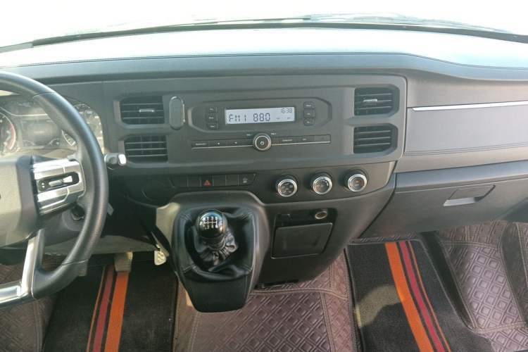 Used JMC Fushun 2023 2.0T Manual Short-Wheelbase Mid-Top Commercial Multi-Purpose 6-Seater Passenger Vehicle Audio And AC Panel