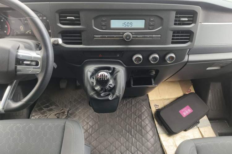 Used JMC Fushun 2023 2.0T Manual Mid-axle Mid-roof Commercial Multi-purpose 6-Seater Passenger Vehicle Audio And AC Panel