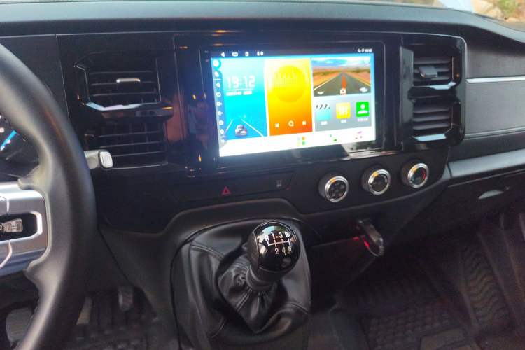 Used JMC Fushun 2023 2.0T Manual Mid-Drive Mid-Roof Commercial Multi-Purpose 7-Seater Passenger Vehicle Audio And AC Panel