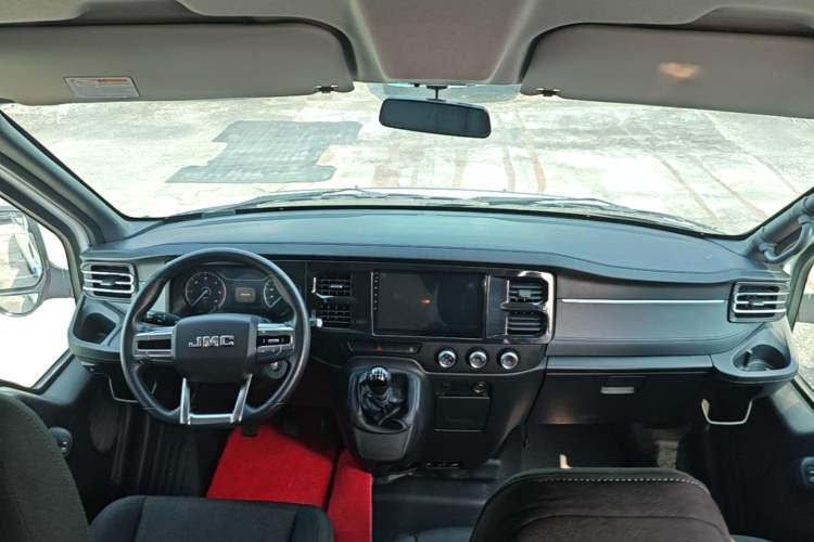 Used JMC Fushun 2023 2.0T Manual Mid-Drive Mid-Roof Commercial Multi-Purpose 7-Seater Passenger Vehicle Center Console