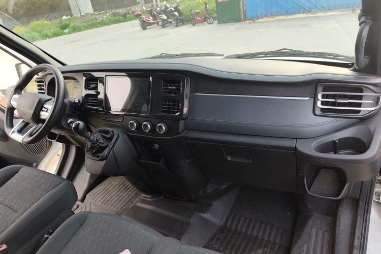 Used JMC Fushun 2023 2.0T Manual Mid-Drive Mid-Roof Commercial Multi-Purpose 7-Seater Passenger Vehicle Center Console