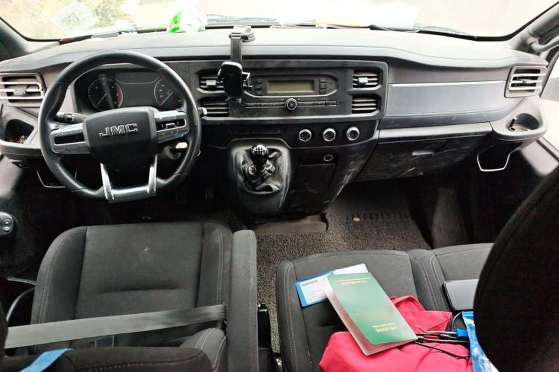 Used JMC Fushun 2023 2.0T Manual Short-Wheelbase Mid-Height Commercial Multi-Purpose 5-Seater Passenger Vehicle Center Console