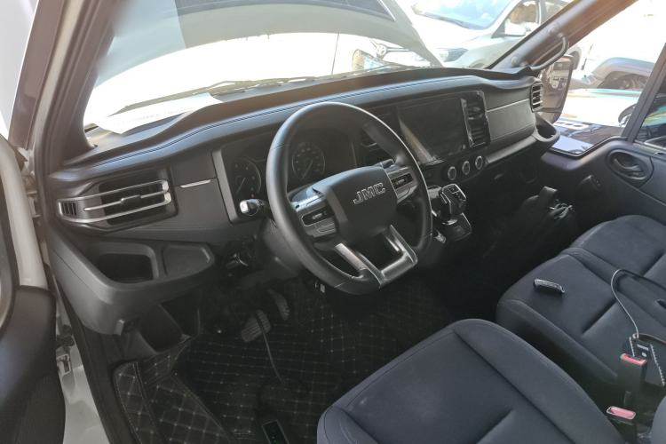 Used JMC Fushun 2023 2.0T Automatic Short-Wheelbase Mid-Top Commercial Multi-Purpose 6-Seater Passenger Vehicle Center Console
