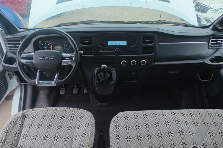 Used JMC Fushun 2023 2.0T Manual Short-Wheelbase Mid-Height Commercial Multi-Purpose 5-Seater Passenger Vehicle Center Console