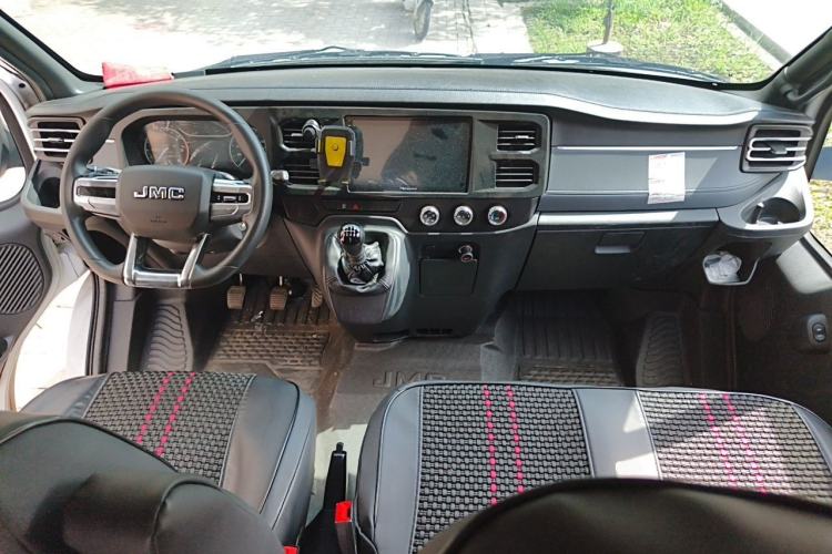 Used JMC Fushun 2023 2.0T Manual Short-Wheelbase Low-Roof Commercial Van 2/3 Seats with Dual-Swing Tailgate Center Console