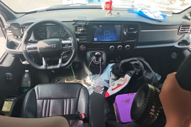 Used JMC Fushun 2023 2.0T Manual Short-Wheelbase Low-Roof Commercial Multi-Purpose Passenger Vehicle 6 Seats with Dual-Opening Tailgate Center Console