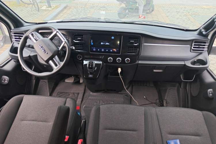 Used JMC Fushun 2023 2.0T Automatic Short-Wheelbase Mid-to-High Roof Commercial & Multi-Purpose Passenger Vehicle 6 Seats Center Console