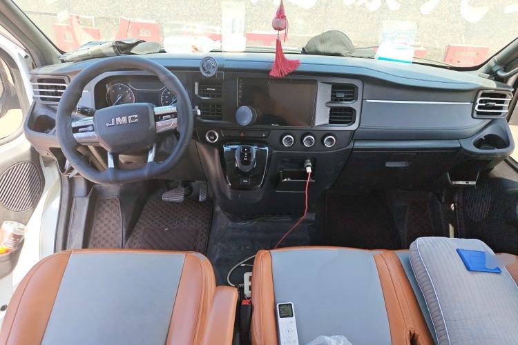 Used JMC Fushun 2023 2.0T Automatic Mid-Range Mid-Roof Commercial Multi-Purpose 7-Seater Passenger Vehicle Center Console