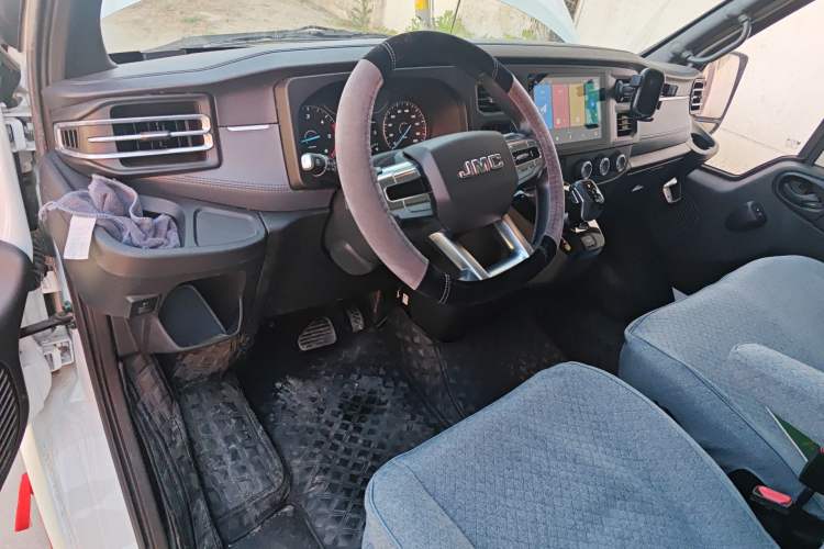 Used JMC Fushun 2023 2.0T Automatic Short-Wheelbase Low-Roof Commercial Van 2/3 Seats with Dual-Opening Tailgate Center Console
