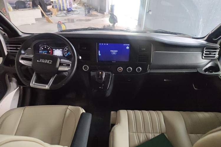 Used JMC Fushun 2023 2.0T Automatic Short-Wheelbase Low-Roof Commercial & Multi-Purpose Passenger Vehicle 6-Seater with Dual-Opening Tailgate Center Console