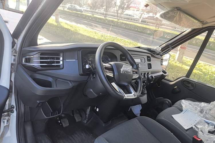 Used JMC Fushun 2023 2.0T Manual Short-Wheelbase Low-Roof Commercial Van 2/3 Seats with Lift-Up Tailgate Center Console
