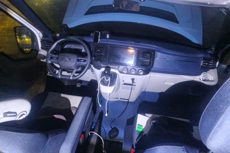 Used JMC Fushun 2023 2.0T Manual Mid-axle Mid-roof Business-Class 9-Seater (Non-Commercial) Center Console