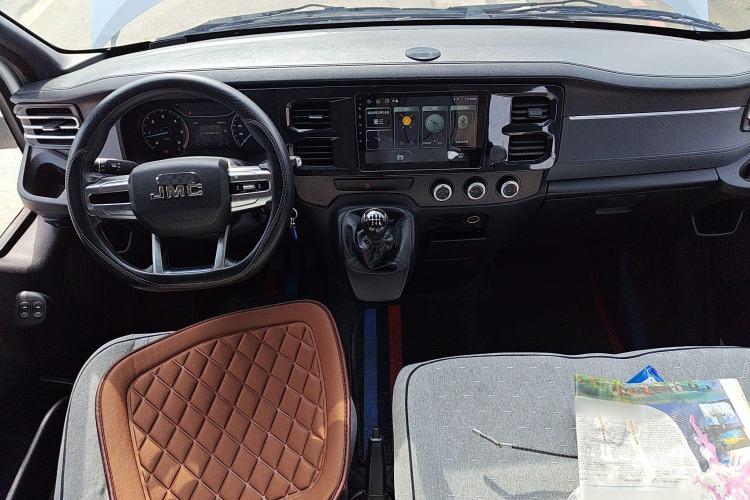 Used JMC Fushun 2023 2.0T Manual Short-Wheelbase Mid-Height Commercial Multi-Purpose 5-Seater Passenger Vehicle Center Console