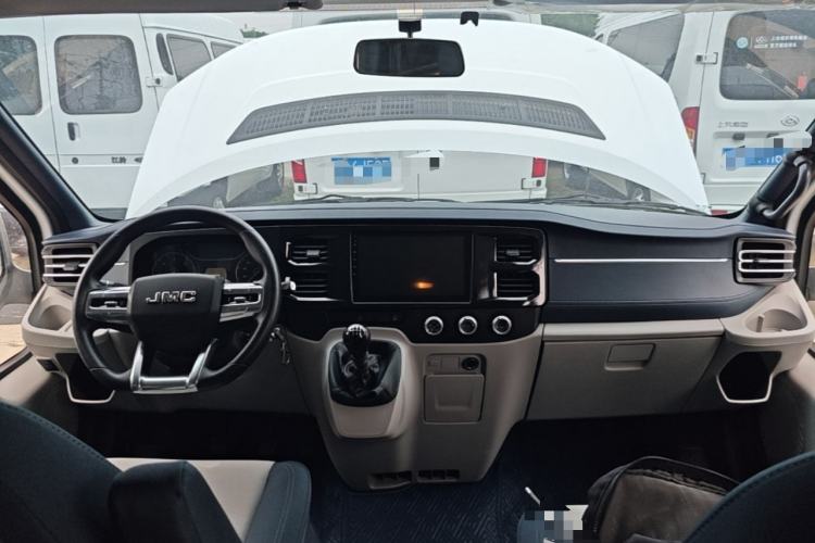 Used JMC Fushun 2023 2.0T Manual Mid-axle Mid-roof Business-Class 9-Seater (Non-Commercial) Center Console
