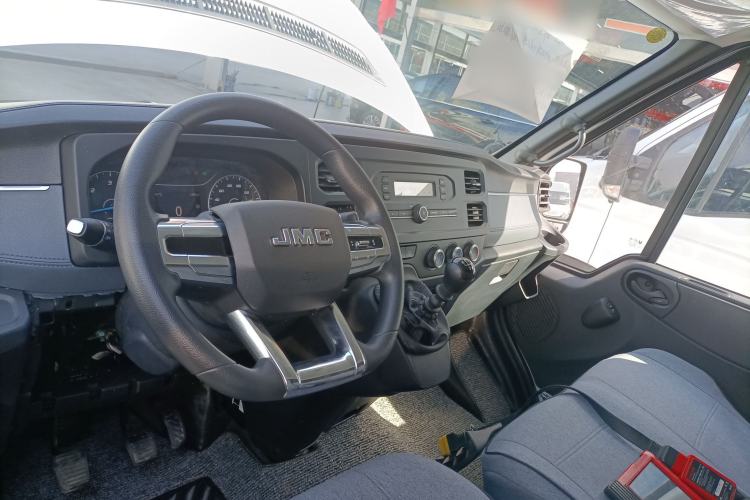 Used JMC Fushun 2023 2.0T Manual Short-Wheelbase Low-Roof Commercial Van 2/3 Seats with Lift-Up Tailgate Center Console