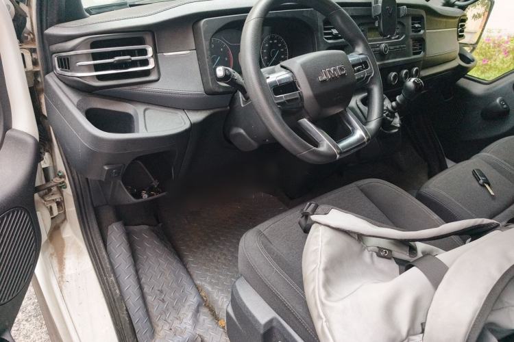 Used JMC Fushun 2023 2.0T Manual Short-Wheelbase Mid-Height Commercial Multi-Purpose 5-Seater Passenger Vehicle Center Console
