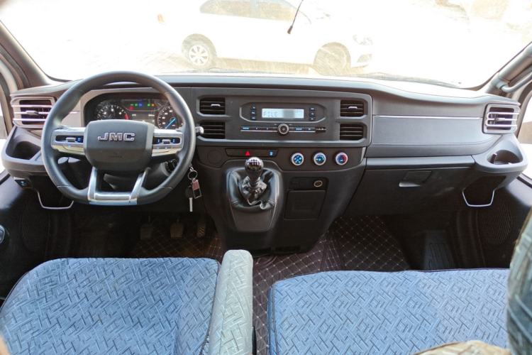 Used JMC Fushun 2023 2.0T Manual Mid-Drive Mid-Roof Commercial Van Transporter 2/3 Seats Center Console