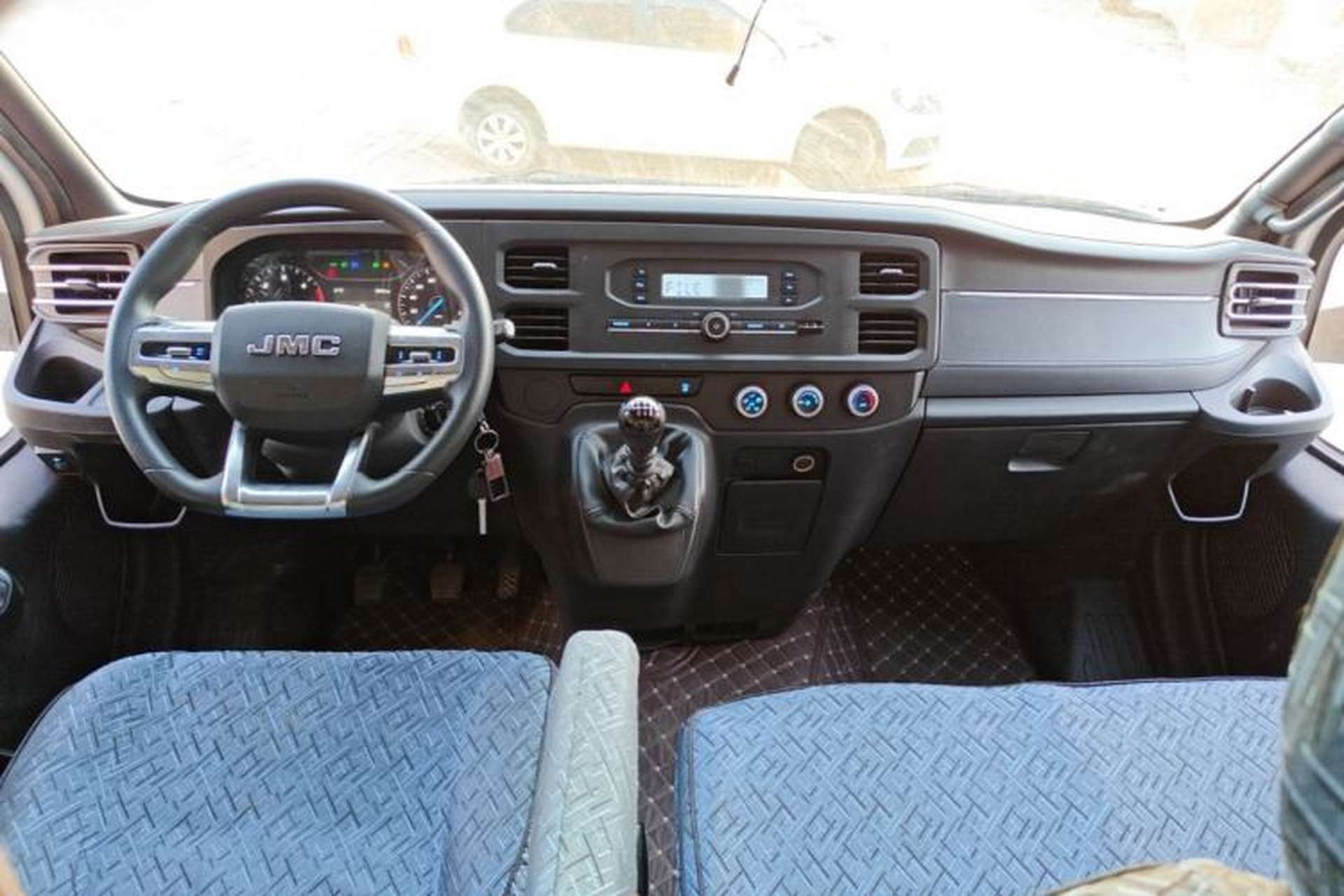 Used JMC Fushun 2023 2.0T Manual Mid-Drive Mid-Roof Commercial Van Transporter 2/3 Seats Center Console