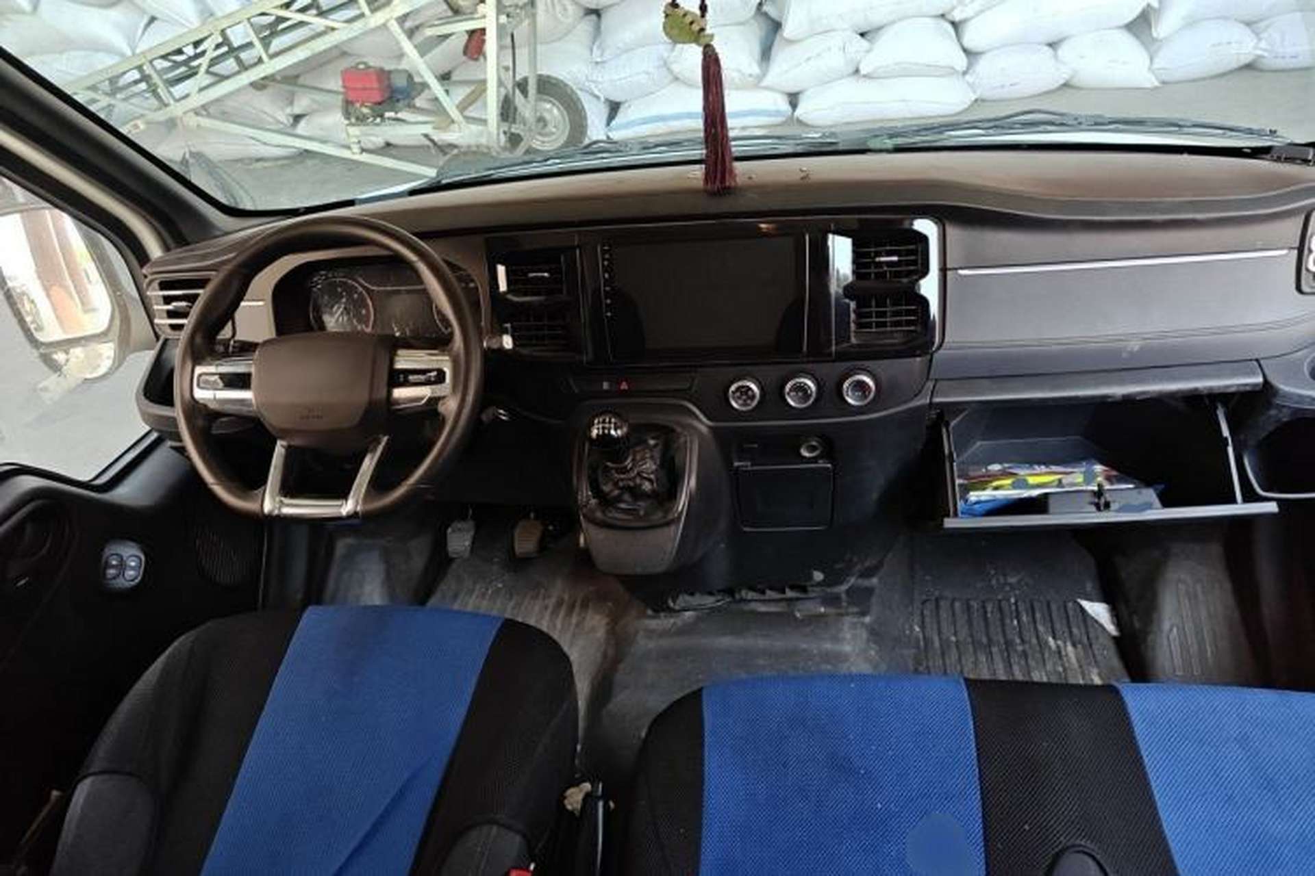 Used JMC Fushun 2023 2.0T Manual Mid-Drive Mid-Roof Commercial Multi-Purpose 7-Seater Passenger Vehicle Center Console