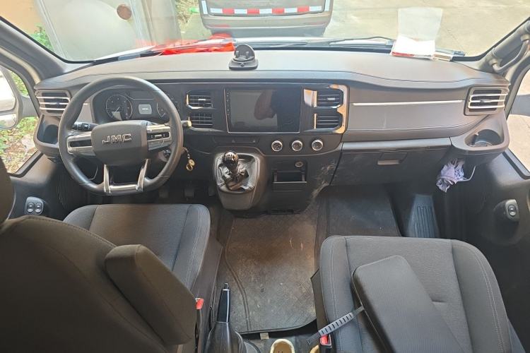 Used JMC Fushun 2023 2.0T Automatic Mid-Range Mid-Roof Commercial Multi-Purpose 6-Seater Passenger Vehicle Center Console