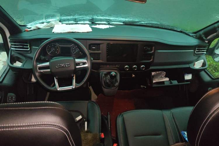 Used JMC Fushun 2023 2.0T Manual Diesel Long-Wheelbase High-Roof Business Van with Dual Rear Tires 6–9 Seats Center Console