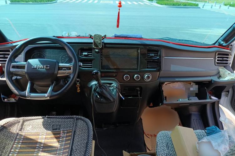 Used JMC Fushun 2023 2.0T Manual Mid-axle Mid-roof Commercial Multi-purpose 6-Seater Passenger Vehicle Center Console