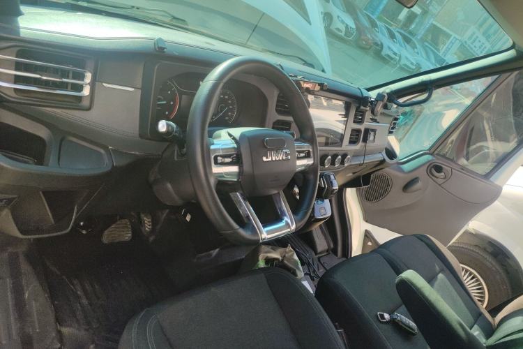 Used JMC Fushun 2023 2.0T Automatic Mid-Range High-Roof Commercial Multi-Purpose 7-Seater Passenger Vehicle Center Console