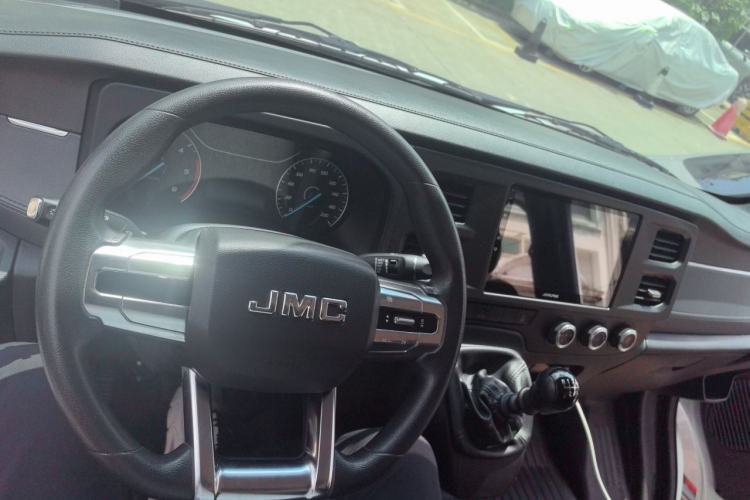 Used JMC Fushun 2023 2.0T Manual Short-Wheelbase Mid-Top Commercial Multi-Purpose 6-Seater Passenger Vehicle Center Console